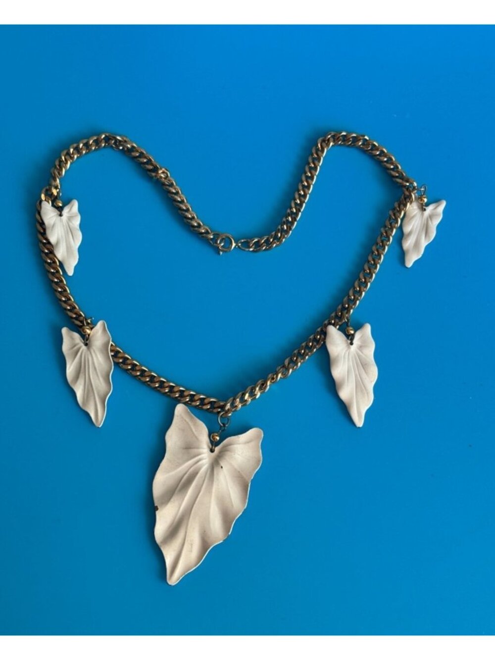 Gold Tone Chain Necklace White Leaf Dangle Accents Metal Adjustable Vintage 14" - Picture 3 of 6